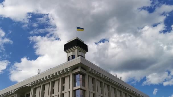ウクライナの旗がキエフのクレシュチャティック通りの建物の上を飛んでいます — ストック動画