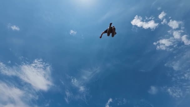 Homem Salta Para Água Contra Céu Azul Nublado Movimento Lento — Vídeo de Stock