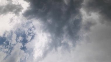 Şeffaf suda bulutlu gökyüzü görüntüsü.