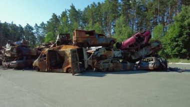 Irpin 'de ateş edilmiş ve yanmış arabalar mezarlığı. Arabalar, Ukrayna 'nın işgalinden sonra Irpin kasabasında Rus birlikleri tarafından tahrip edildi..