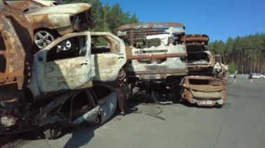 Irpin 'de ateş edilmiş ve yanmış arabalar mezarlığı. Arabalar, Ukrayna 'nın işgalinden sonra Irpin kasabasında Rus birlikleri tarafından tahrip edildi..