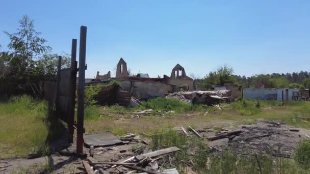 Una Casa Destruida Coche Quemado Como Resultado Invasión Rusa Pueblo — Vídeo de stock