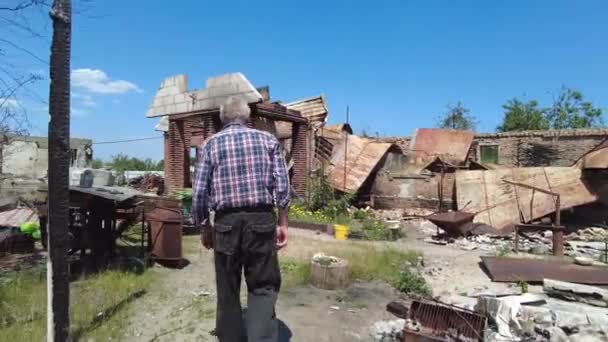 Moshchun Ukraine June 2022 Man Inspects Remains His House Village — Stockvideo