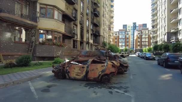 Burnt Cars Courtyard Residential Building Irpin Russian Army Shelled Residential — Stockvideo
