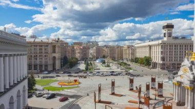 Meydan Nezalezhnosti, Kyiv, Ukrayna 'da yaz güneşli bir gün. Zaman Süreleri