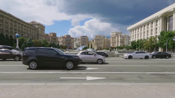 Samochody Poruszają Się Drodze Przed Placem Niepodległości Kijów Ukraina — Wideo stockowe