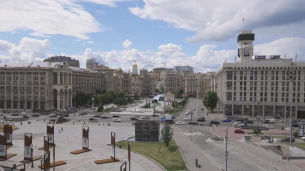 Cars Road Maidan Nezalezhnosti Square Kyiv Ukraine — Stockvideo