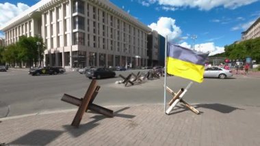 Rus işgalinin 5. ayından sonra Khreshhatyk, Khreshhatyk 'te tanksavar kirpileri ve Ukrayna bayrağı.