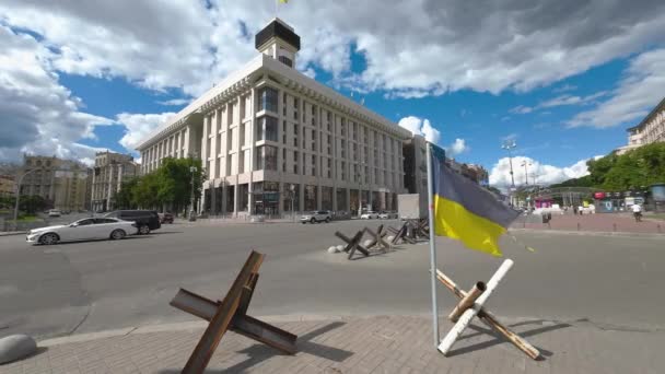 Ukrainian Flag Tank Structures Khreshchatyk Kyiv Ukraine — Stock video