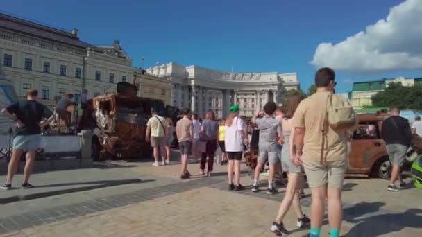 Kyiv Ukraine July 2022 People Inspect Russian Military Equipment Destroyed — Stok video