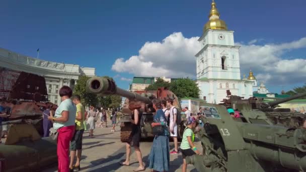 Kyiv Ukraine July 2022 People Take Pictures Destroyed Russian Equipment — Stok video