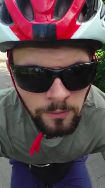 Man Protective Helmet Sunglasses Ride Bicycle Summer Sunny Day Close — Vídeo de Stock