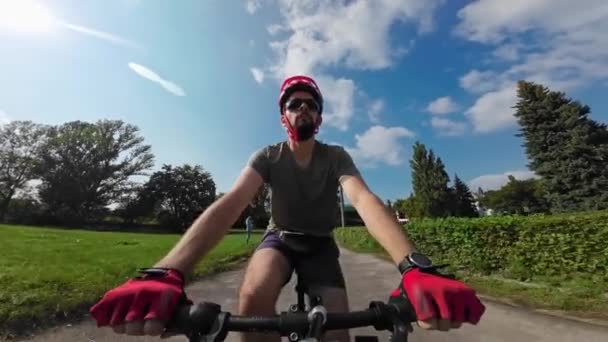 Молодий Чоловік Захисному Шоломі Сонцезахисних Ліжках Їздить Велосипеді Влітку Сонячний — стокове відео