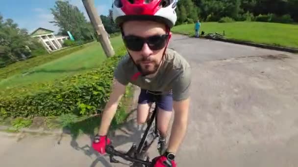Чоловік Червоному Шоломі Червоні Рукавички Їздять Велосипеді Влітку Сонячний День — стокове відео