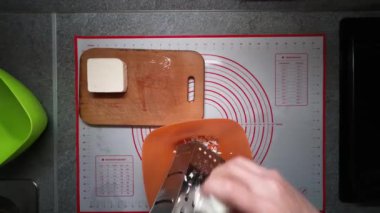 Cooking pizza at home timelapse.