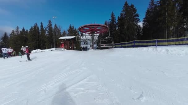 Folk Kliver Skidliften Skidorten Tidsförlopp — Stockvideo