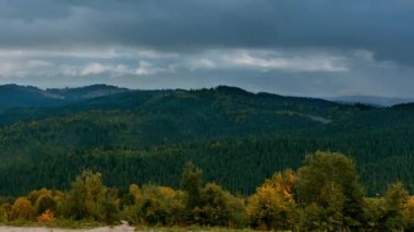 Bulutlu bir sonbahar gününde Karpat manzarasının zamanlaması. 