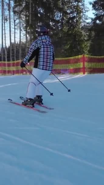 Kobieta Jeżdżąca Nartach Stoku Strzał Śledzący — Wideo stockowe