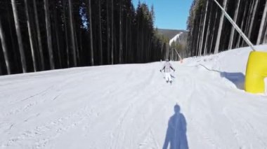 Güneşli bir günde kayak yapan bir bayan kayakçı. 