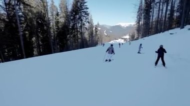 Güneşli bir günde kayak yapan bir kadın.