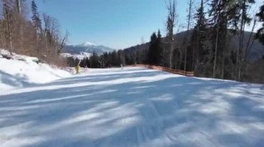 Yokuş aşağı kayak yapmak güneşli bir gün. POV