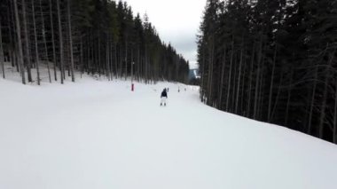 Yokuş aşağı kayak yapmak bulutlu bir gün. POV