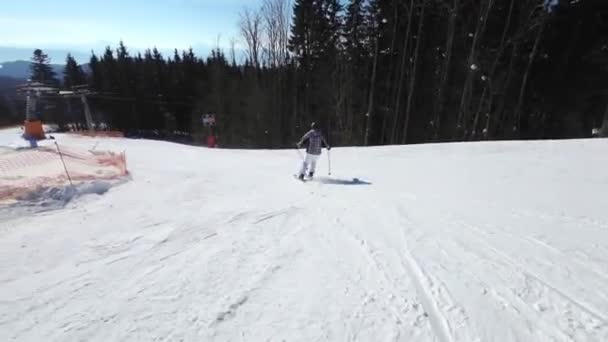 Skiën Een Zonnige Dag Een Pittoresk Parcours — Stockvideo