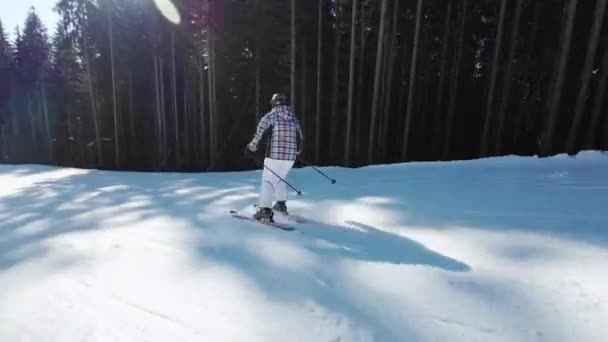 Esquiar Por Una Ruta Pintoresca Una Estación Esquí Día Soleado — Vídeo de stock