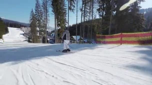 Mulher Esquiando Pista Esqui Dia Ensolarado — Vídeo de Stock