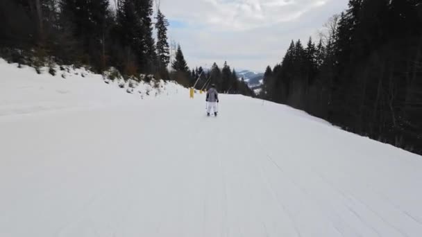 Tracking Shot Woman Skiing Downhill Estación Esquí — Vídeo de stock