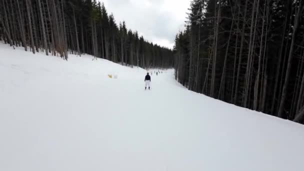 Skirennläuferin Auf Der Skipiste — Stockvideo