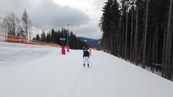 Una Mujer Esquís Convierte Otra Pista Esquí Una Estación Esquí — Vídeo de stock