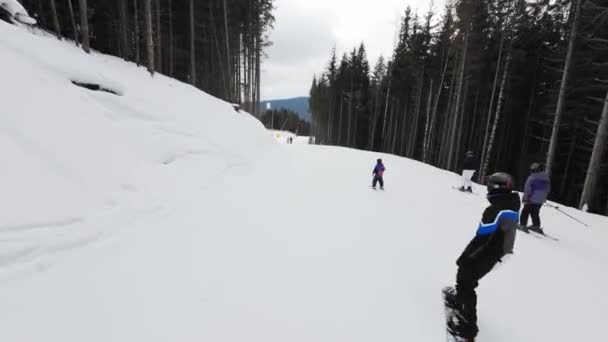 Pov Perspektive Des Mannes Beim Skifahren Auf Der Skipiste — Stockvideo