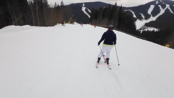 Eine Frau Genießt Den Alpinen Skisport Spurensuche — Stockvideo