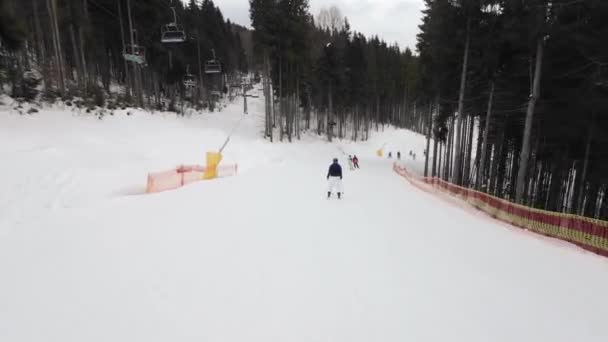 在风景如画的滑雪道上往下走 Pov — 图库视频影像