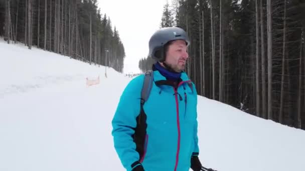 Hombre Con Casco Protector Chaqueta Azul Toma Una Foto Mismo — Vídeo de stock