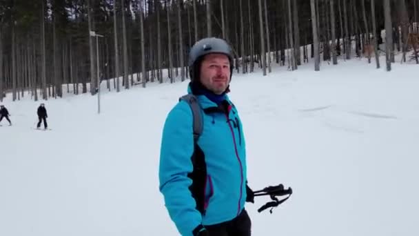 Kayakçı Yokuş Aşağı Kayarken Video Selfie Çeker — Stok video