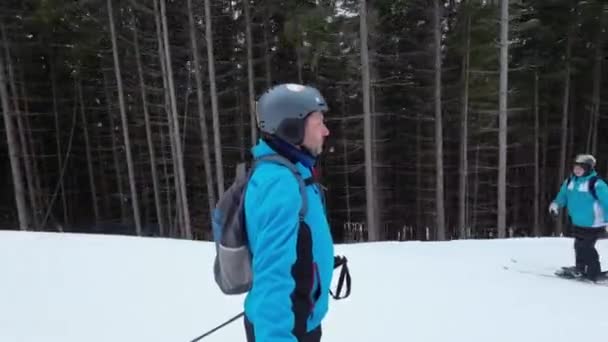Egy Férfi Védősisakban Kék Kabátban Lefényképezi Magát Leereszkedés Alatt — Stock videók