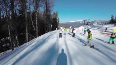Bakış açısı. Kayak pistinde kayak yapan ilk kişi. 