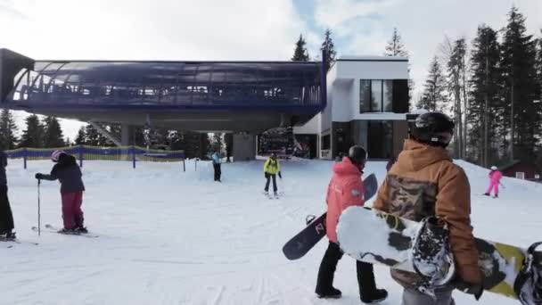 Άνθρωποι Κάνουν Σκι Στον Τελευταίο Σταθμό Του Ανελκυστήρα Του Σκι — Αρχείο Βίντεο