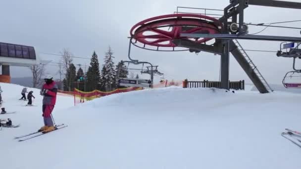 人们在滑雪电梯的顶层站滑行 — 图库视频影像