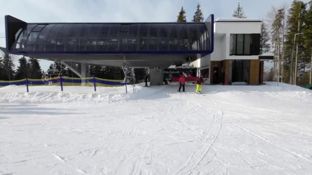Mensen Stappen Uit Stoeltjeslift Een Skigebied — Stockvideo