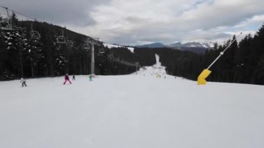 Kayak yamacında hızlı kayak. Birinci şahıs görüşü. POV