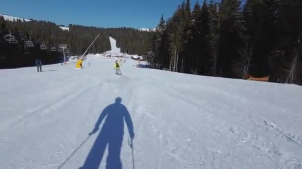 Homem Esquiando Esqui Encosta Dia Ensolarado Vpo — Vídeo de Stock