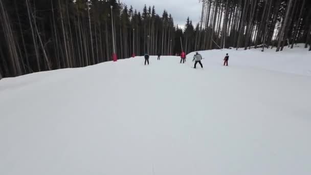 Hombre Esquí Pista Esquí Día Nevado Pov — Vídeo de stock