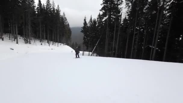 Esqui Descendo Pista Esqui Dia Nevado Vpo — Vídeo de Stock