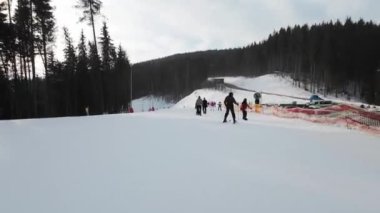 Yokuş aşağı kayak akşamı. POV