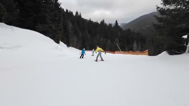 Punto Vista Uomo Discesa Sugli Sci Zig Zag Leggera Pista — Video Stock