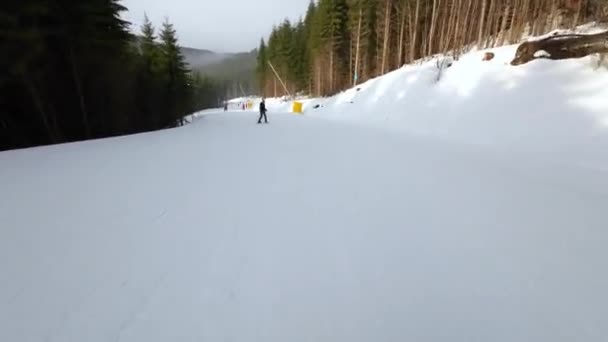 Pov Mann Mit Kamera Auf Dem Kopf Auf Skiern Bergab — Stockvideo