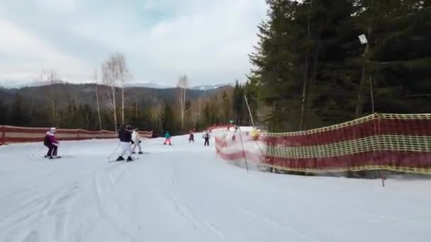 Pov Vista Primera Persona Del Hombre Esquiando Pista Esquí — Vídeo de stock